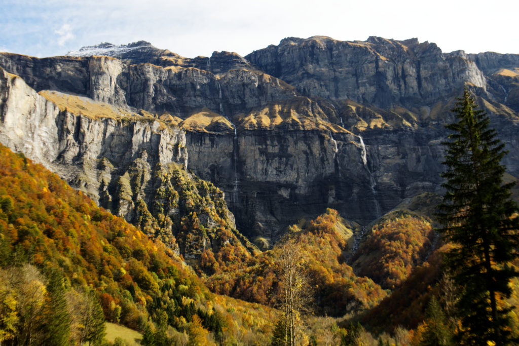 le-fond-du-cirque-aussi-appele-bout-du-monde-roche-lumiere-automne-couleurs-paysage