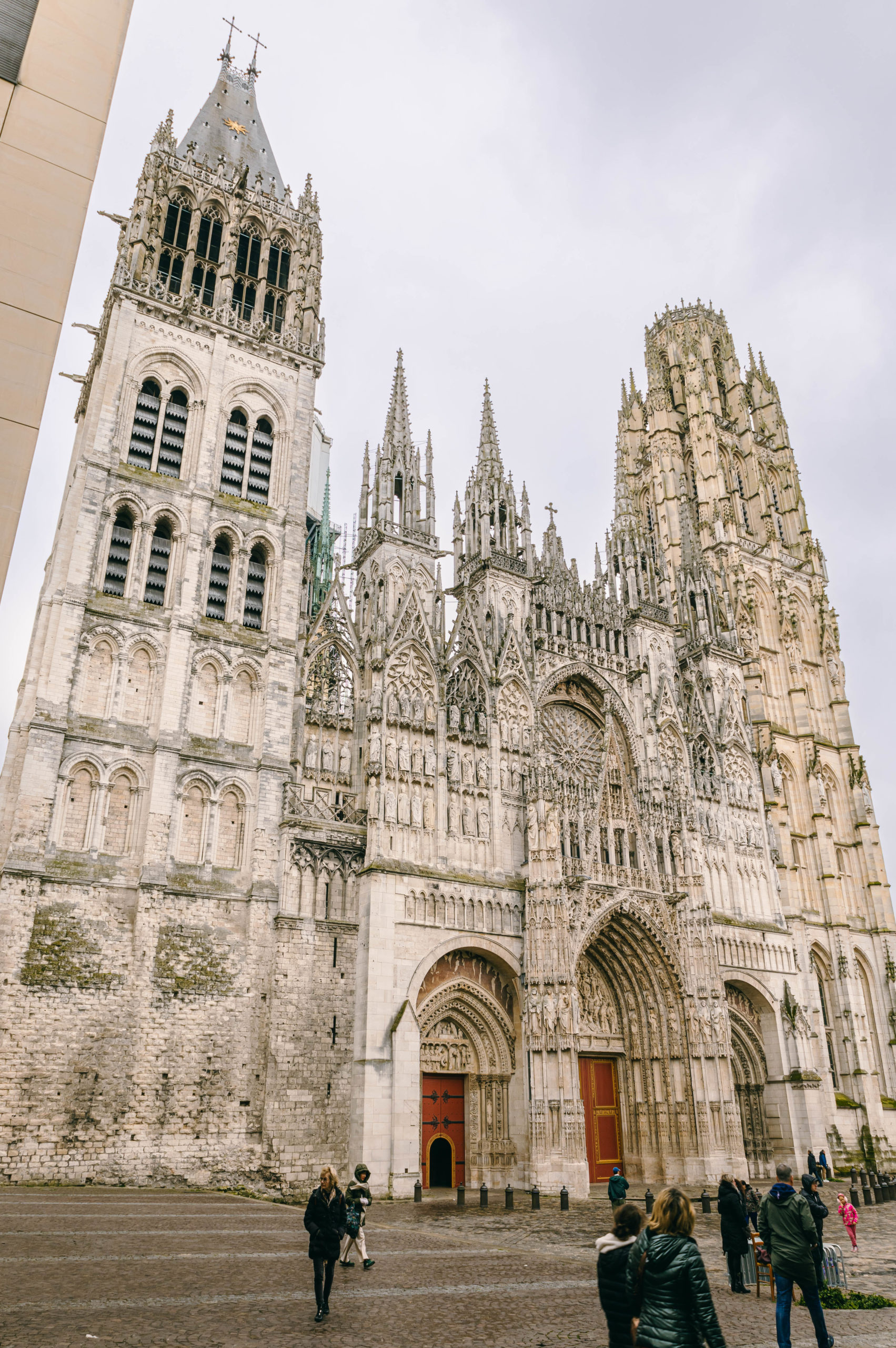 la façade de la cathedrale de rouen dans un pur style gothique